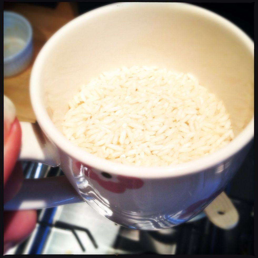 Then mesure a (small) cup of rice. Make sure this is rice that cooks fast in about 8 minutes!