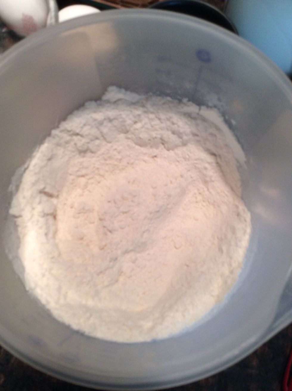 Then mix the flour and baking soda, and salt