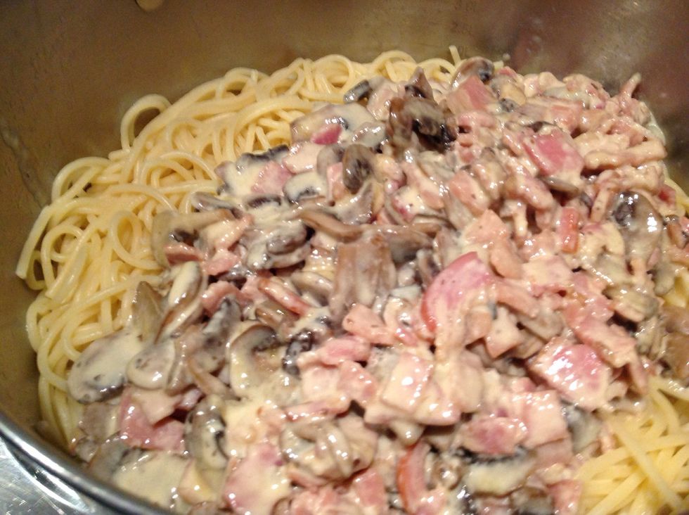 Then mix the pasta, cream, bacon and mushrooms together
