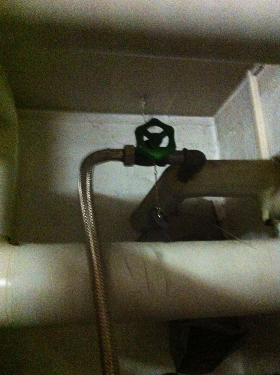 Then open the knob above. The water pressure begins to rise. When the gauge ( in the first image) is just above half, turn off the water from above then below.