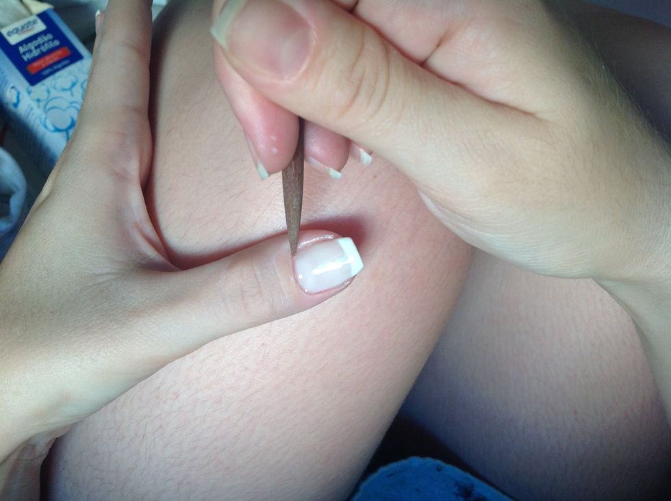 Then pick out twice the white transparent polish and clean around with the wood stick clean and dry