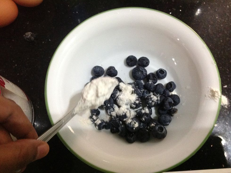 Then place the blueberries in a small bowl and take 2 teaspoons of the flour mixture and add it together with the blueberry. (If following the normal recipe, take 4 teaspoons)