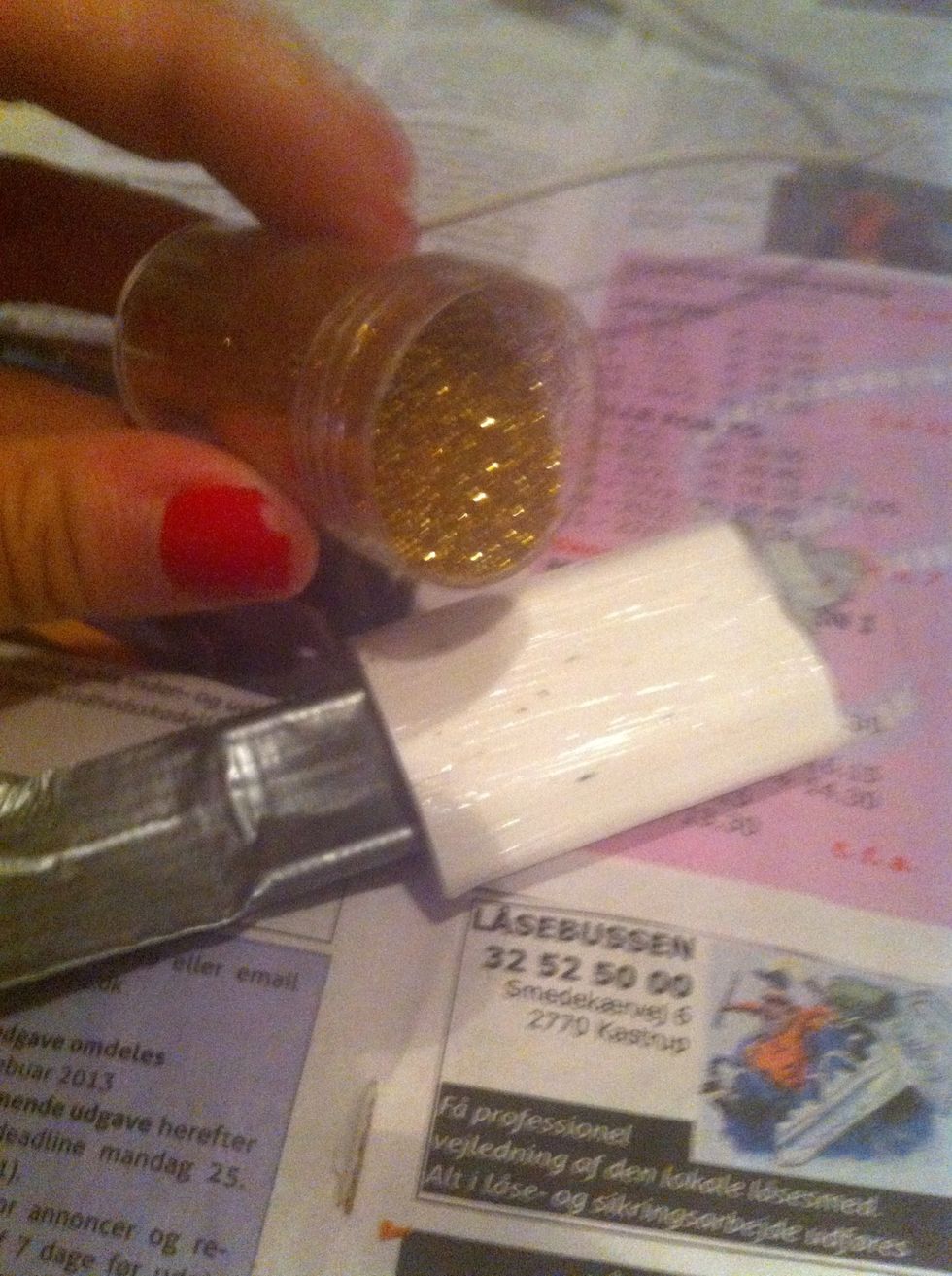 Then pore som glitter on