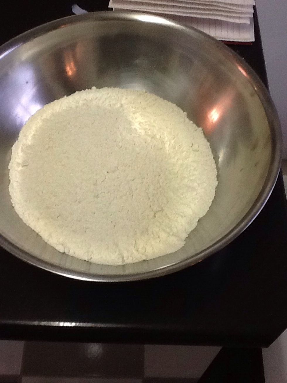 Then pour 1 kilogram of plain flour into a large bowl