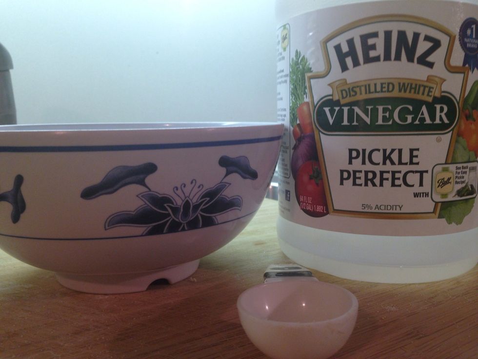 Then pour 3 tablespoons of vinegar into the mixture and mix.