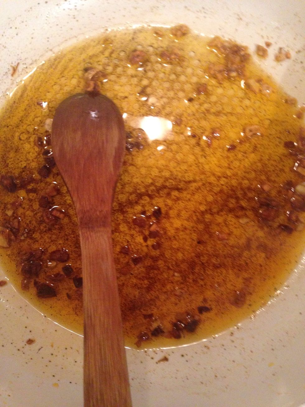 Then pour into the pan two tablespoon oil, chopped garlic and left to cook