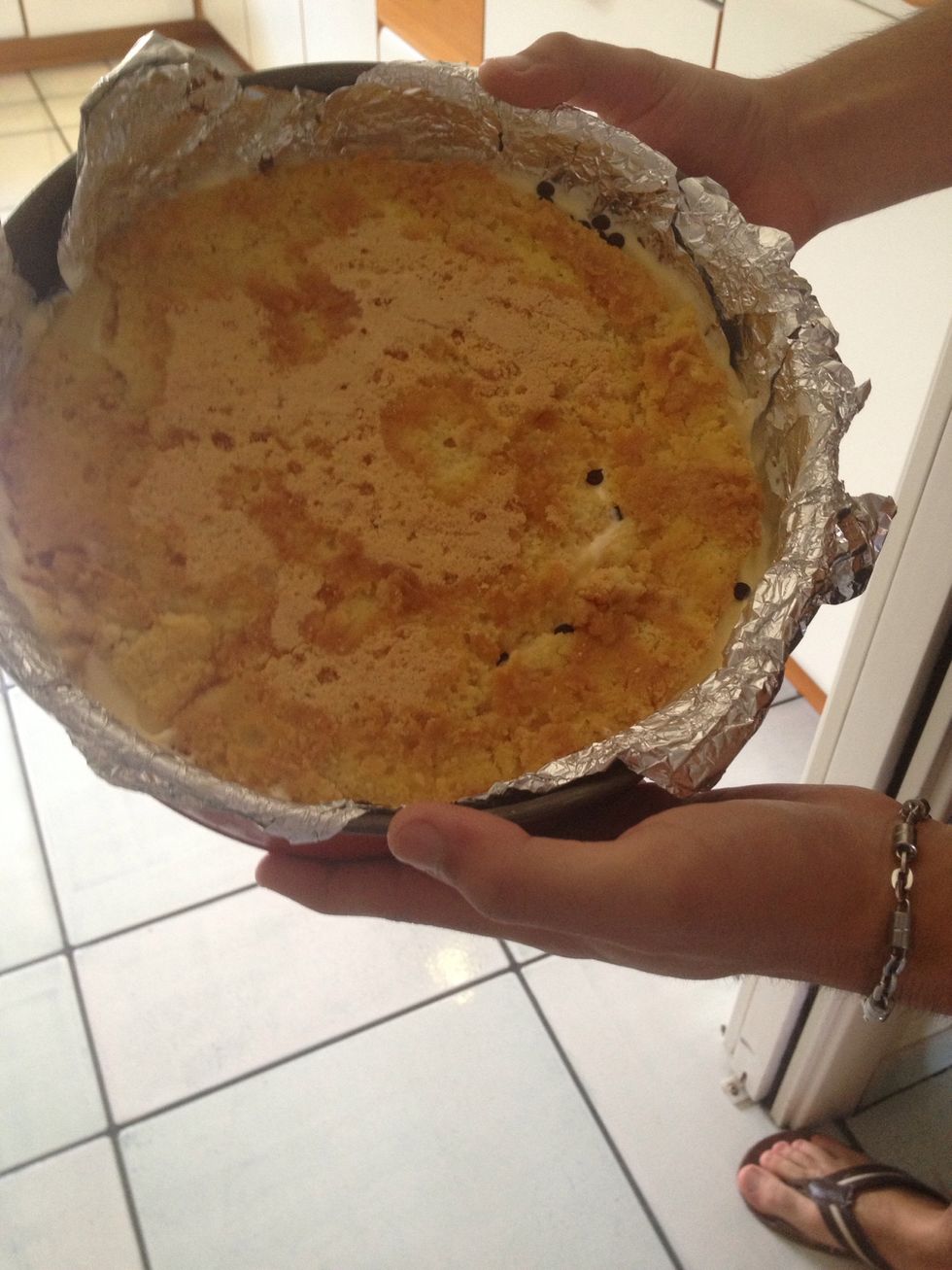 Then pour the base cake with the mixture of sugar and water and put the cake at the end of the tray! At the top of the gelato