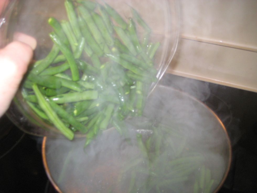 Then pour the beans gently into 6 quarts of boiling water. Set timer for 5 minutes and continue to boil till the timer rings.