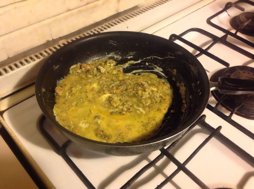 Then pour the stirred eggs into the pan and mix with the other ingredients very well.