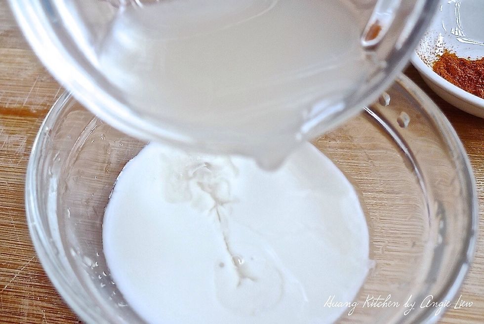 Then prepare the dressing. Add brine to the low-fat natural yoghurt.