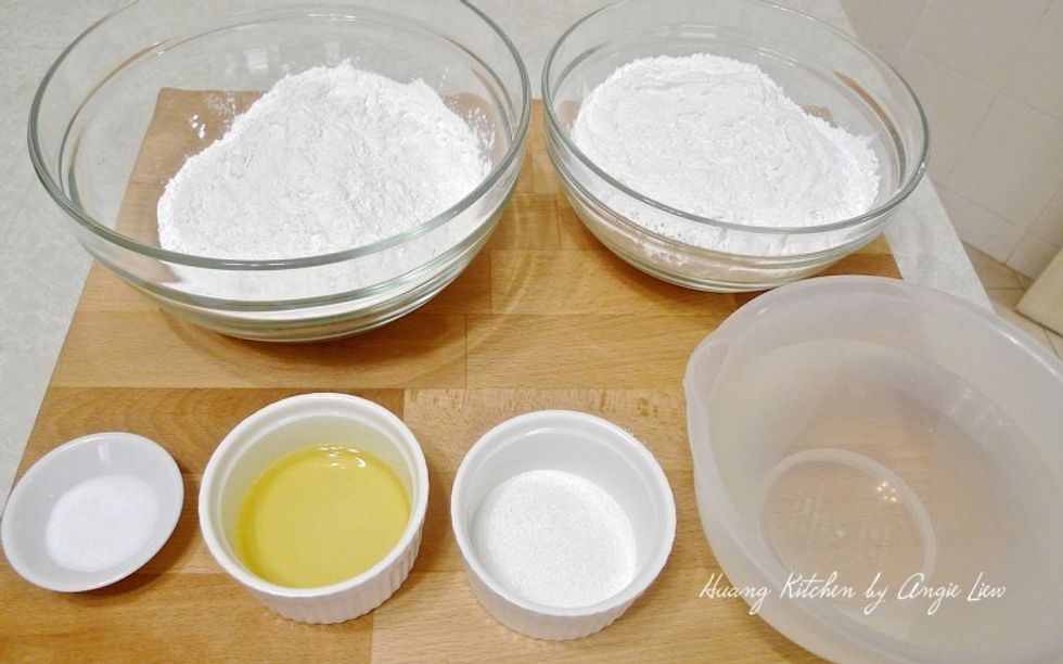 Then prepare the ingredients needed to make the dumpling skins.