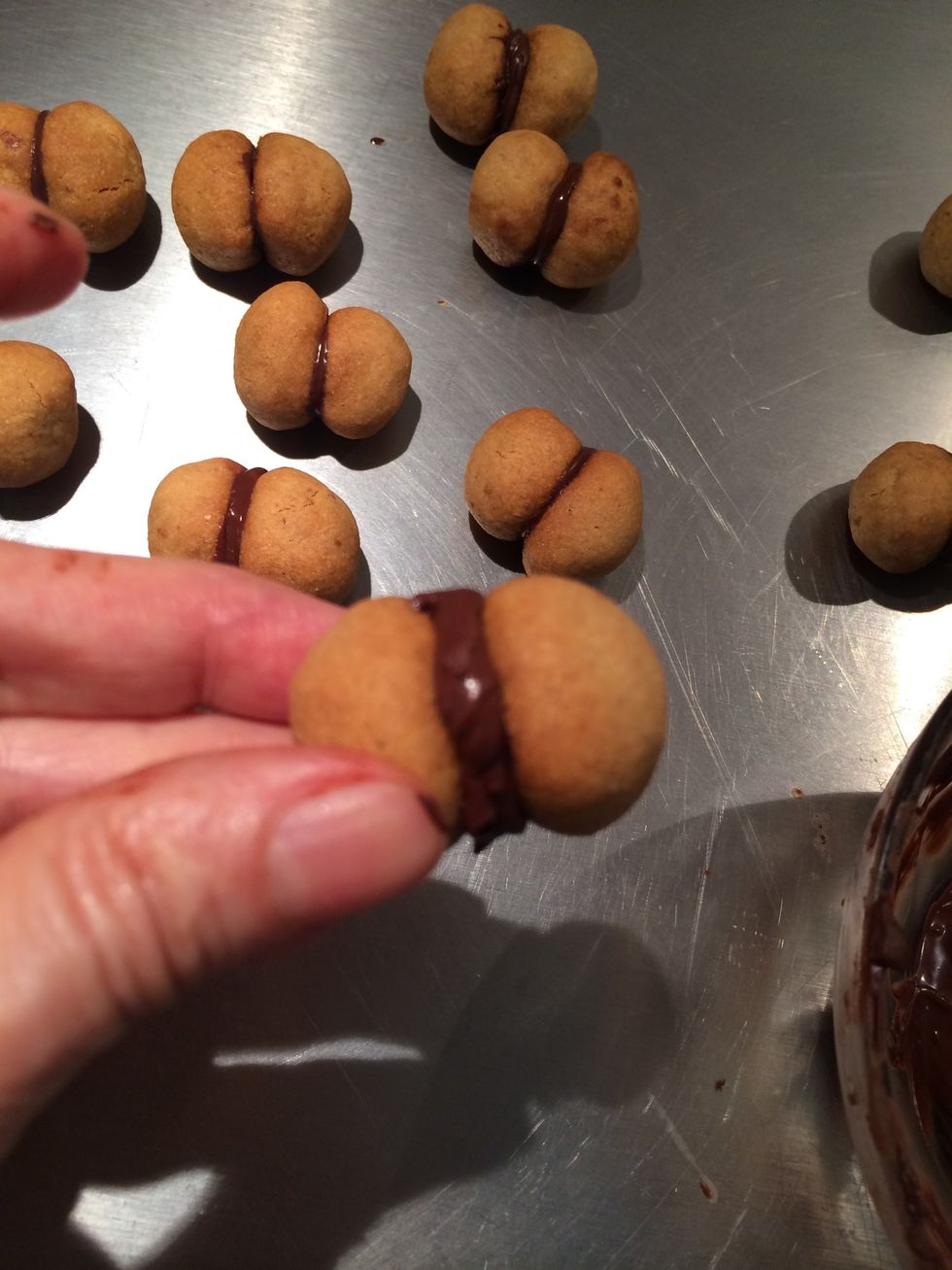 Then press another cookie on ot and leave it to thicken
