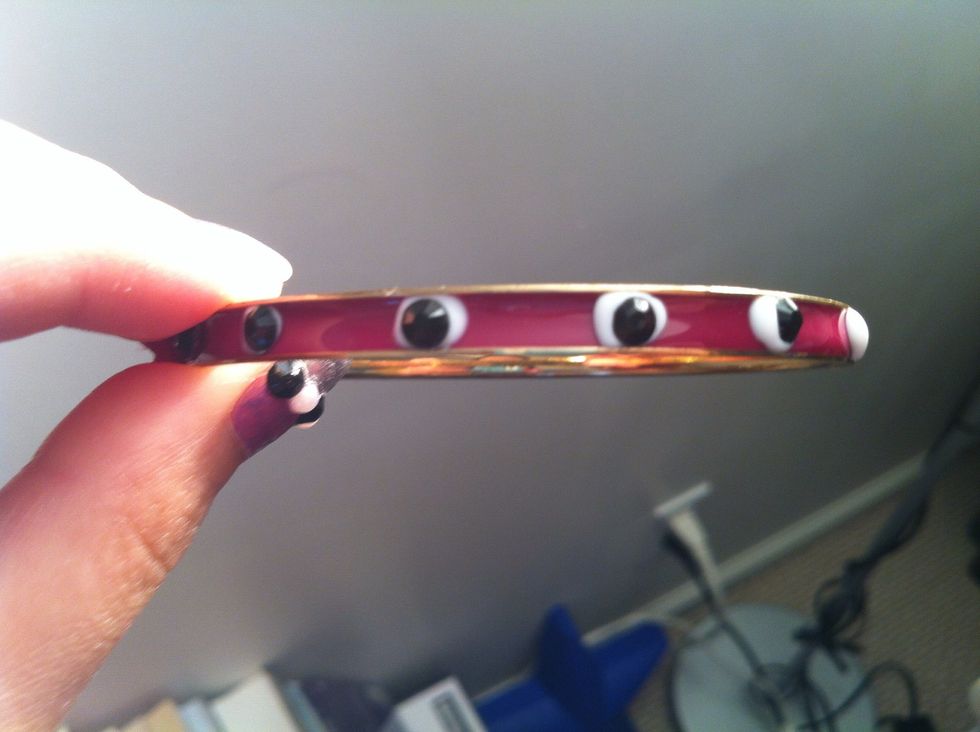 Then, press the blings onto the glue one by one. And set the bangle aside until the glue drys, around 1-2 hrs :)
