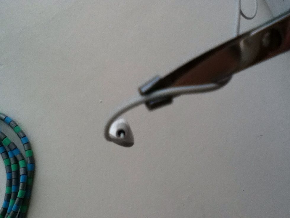 Then press the scissor, with the bead, into the headphones and now you can remove the scissor!