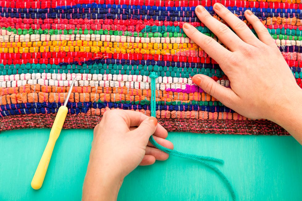 Then, pull the two ends of the yarn through this loop and tighten.