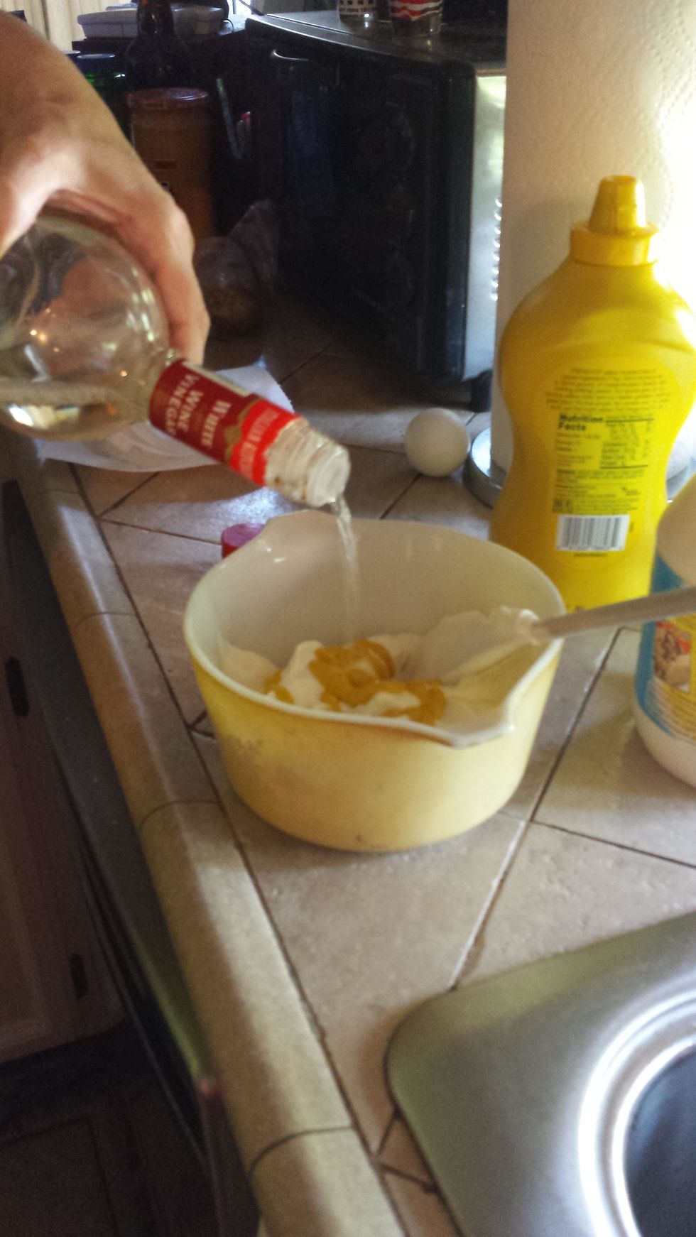 Then put 1 1/2 tablespoons of white whine vinegar and mix.