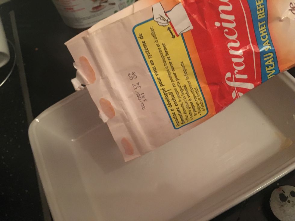Then put a small amount of flour, shake dat with strength and throw the remainings that don't stick to the butter => That will help the cake unwrap smoothly