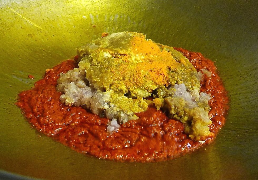 Then put in the ground onion paste.