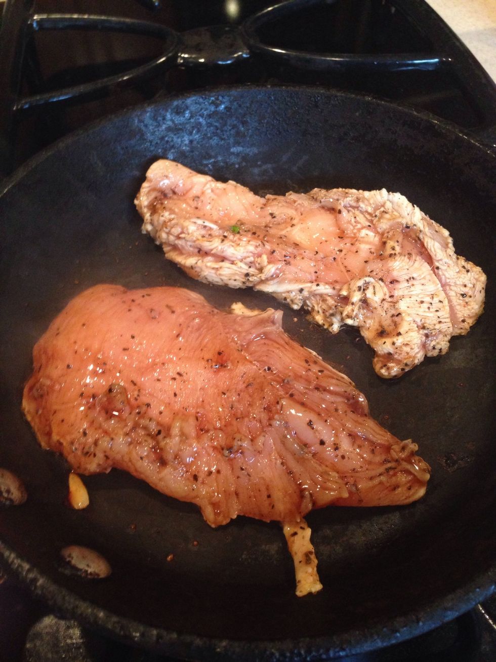 Then put it on you heated pan without oil so you can have a grill effect. Let the chicken cook for 1 minute each side.