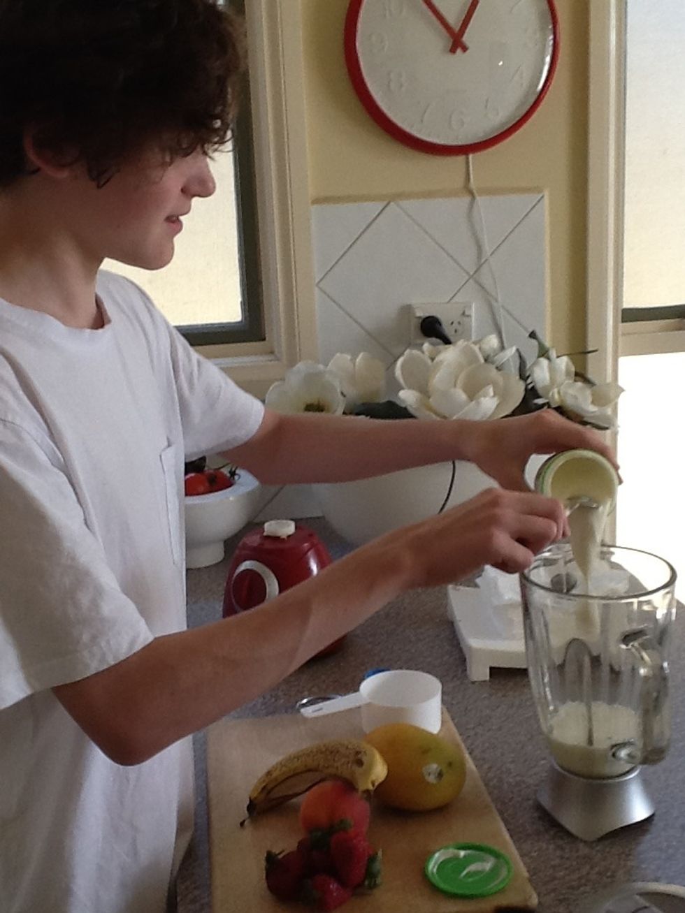 Then put the 200g of yoghurt into the blender.