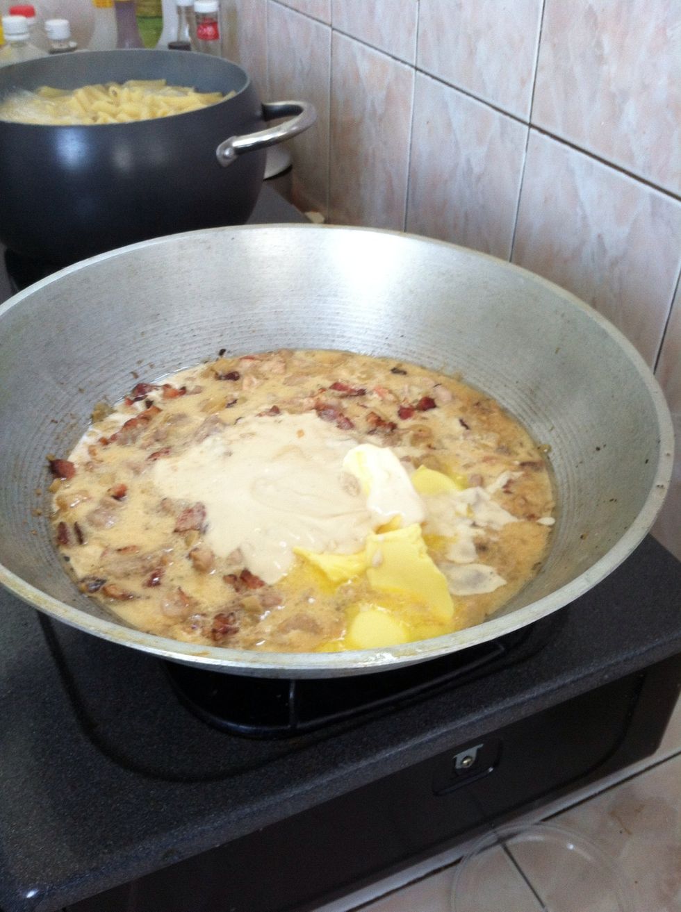 Then put the alfredo sauce, then stir and stir