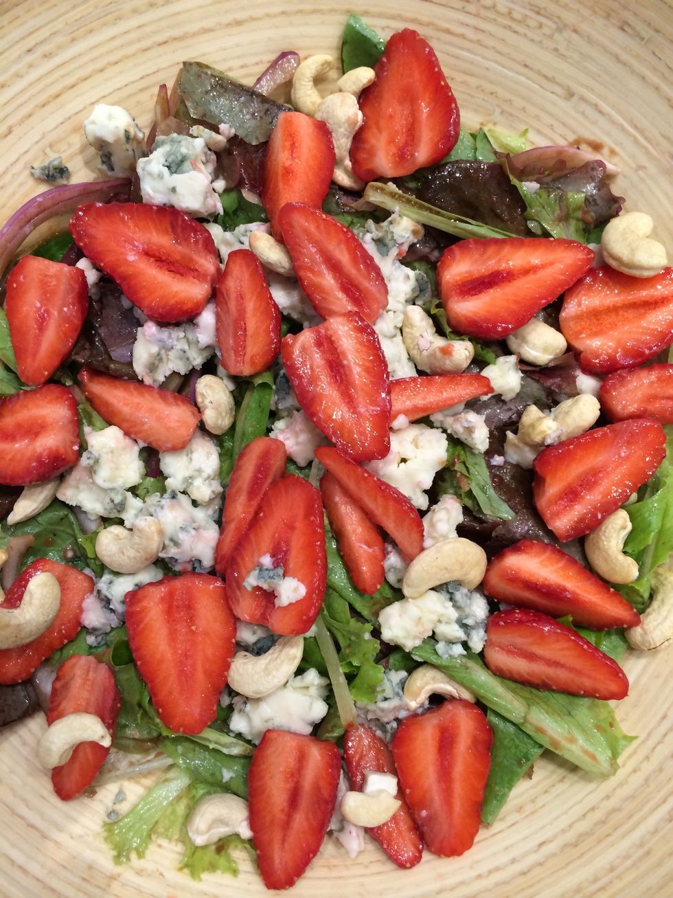 Then put the cheese, the strawberries and the nuts