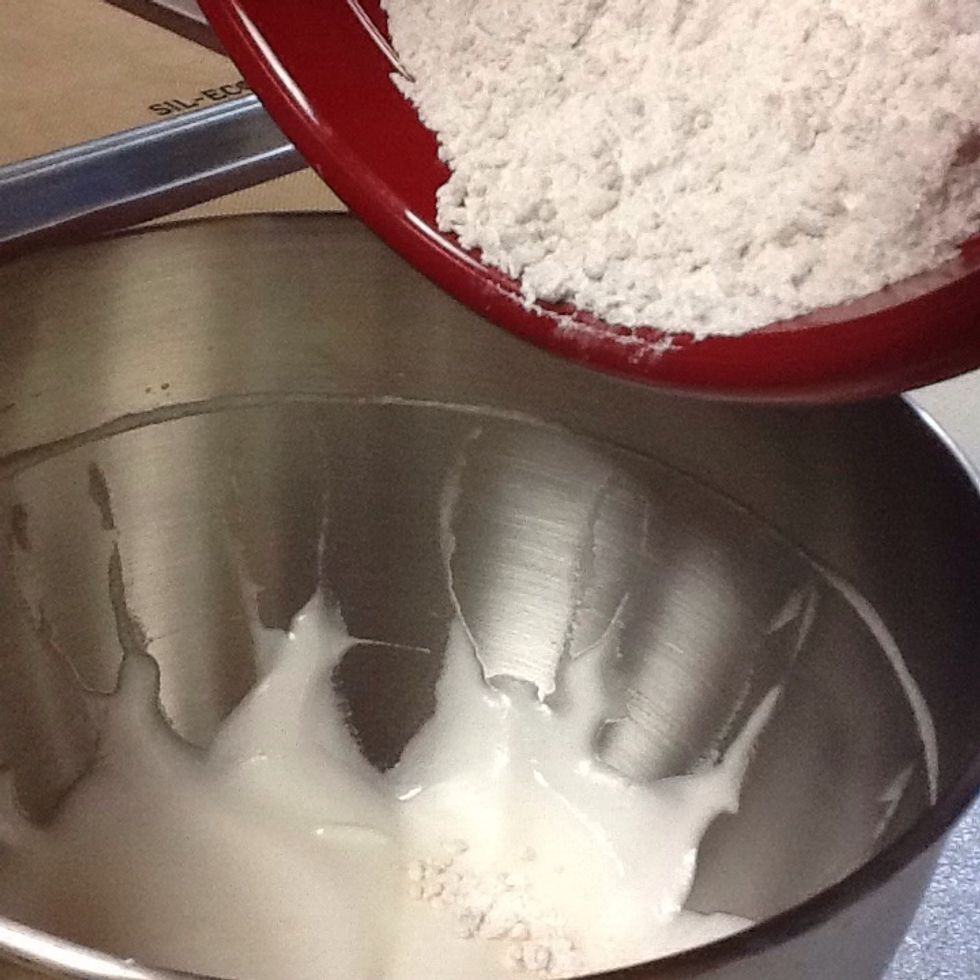 Then put the mixed almonds and powdered sugar in a bowl of beaten egg and superfine sugar.