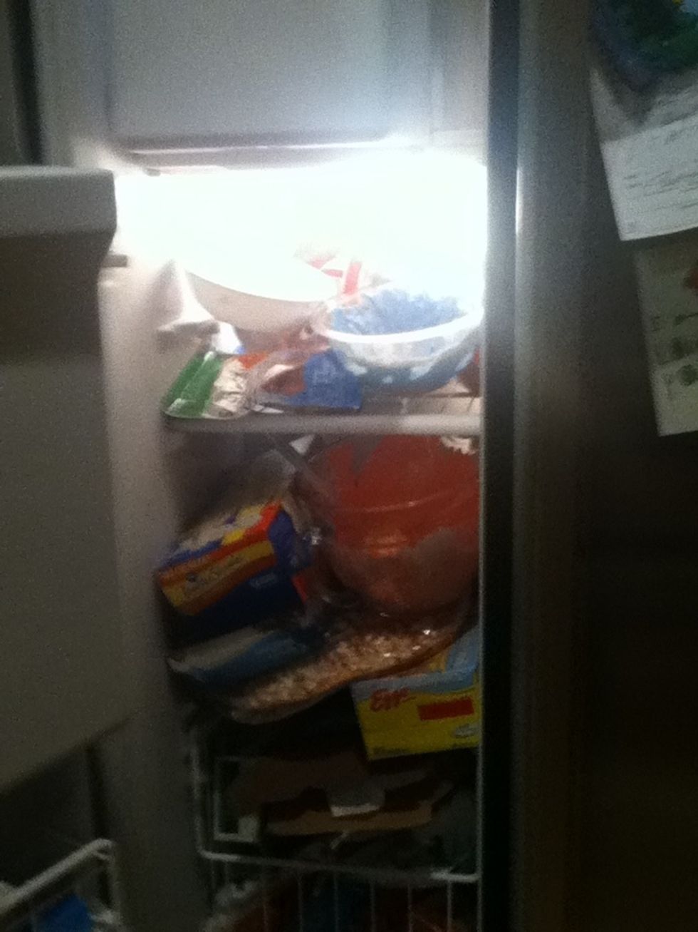 Then put the three bowls into the fridge/ freezer (remember u have blue and red bowls and white, which u didn't add anything to) for 10 mins