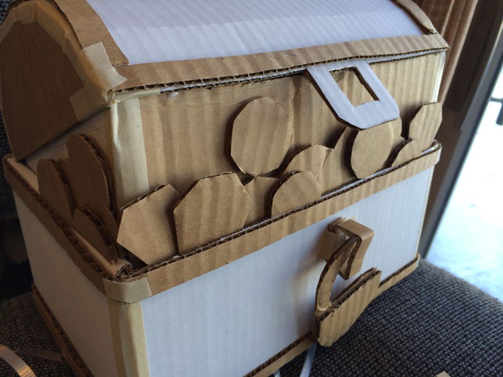 Then, put thin strips around the edges of the box base and lid to add some depth. These will later be the "metal" bands.