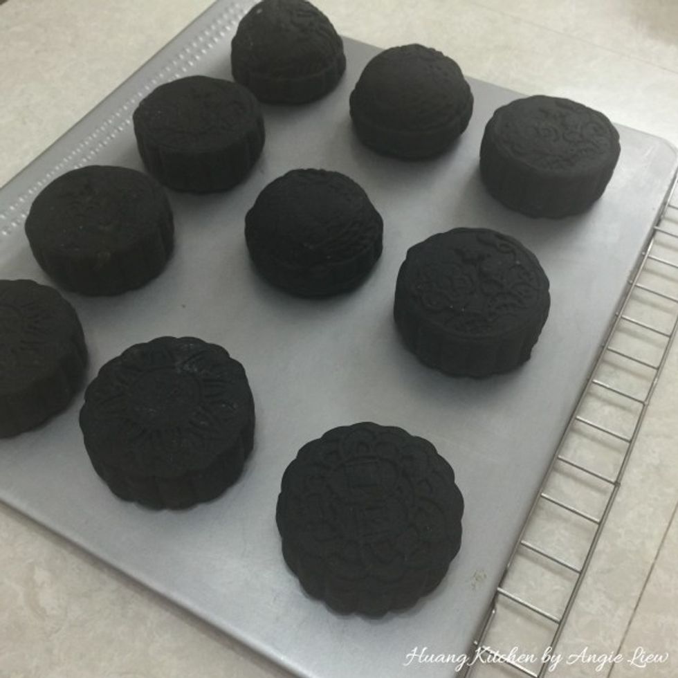 Then remove and leave to cool on wire rack for about 10 to 15 minutes. This will prevent the surface of the mooncakes to crack due to high baking temperature.