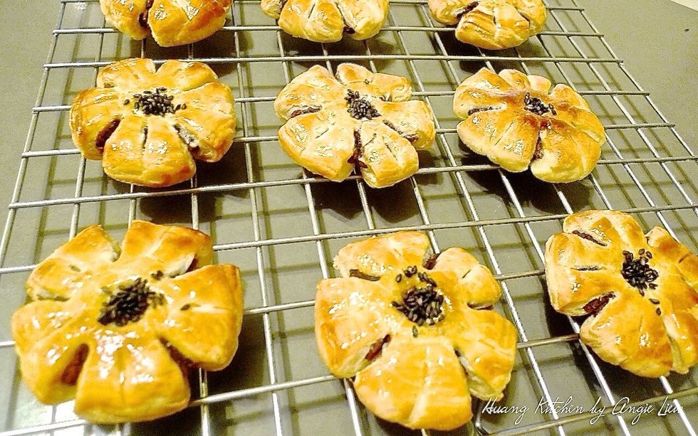 Then remove the baked plum blossom from the baking tray to cool completely on a cooling rack.