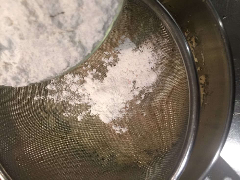 Then sift the dry ingredients over the butter-sugar mixture. Mix until homogenous. Finish with 2 tbsp of almond milk