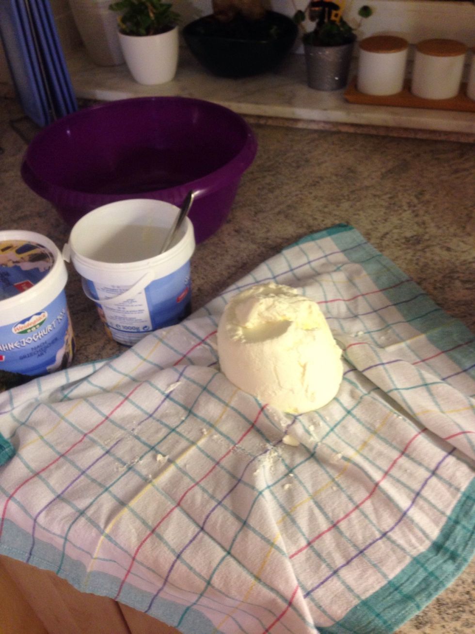 Then spread a kitchen towel and 1kg of the yogurt on it.