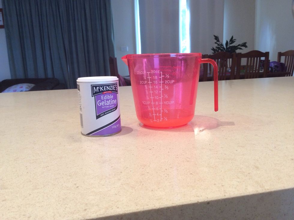 Then sprinkle 2 tsp of gelatine powder over 1/4 cup of pineapple juice in a fresh bowl. Leave gelatine to swell.