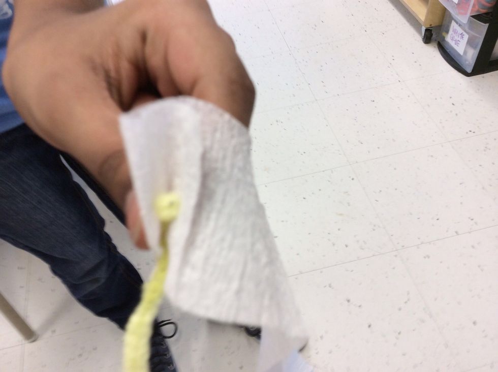 Then , start to wrap a little piece of the folded part of the tissue paper on the pipe cleaner .