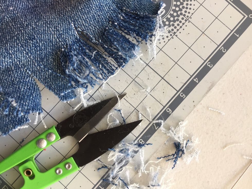 Then take downwards the little pieces of fabric with a unswear or eyebrow tweezers to make them look like this