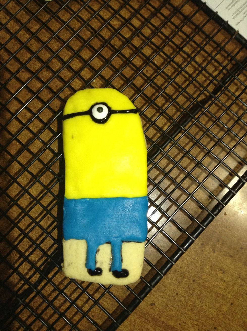 Then taking the icing gel outline the eye making goggles fr not he minion.