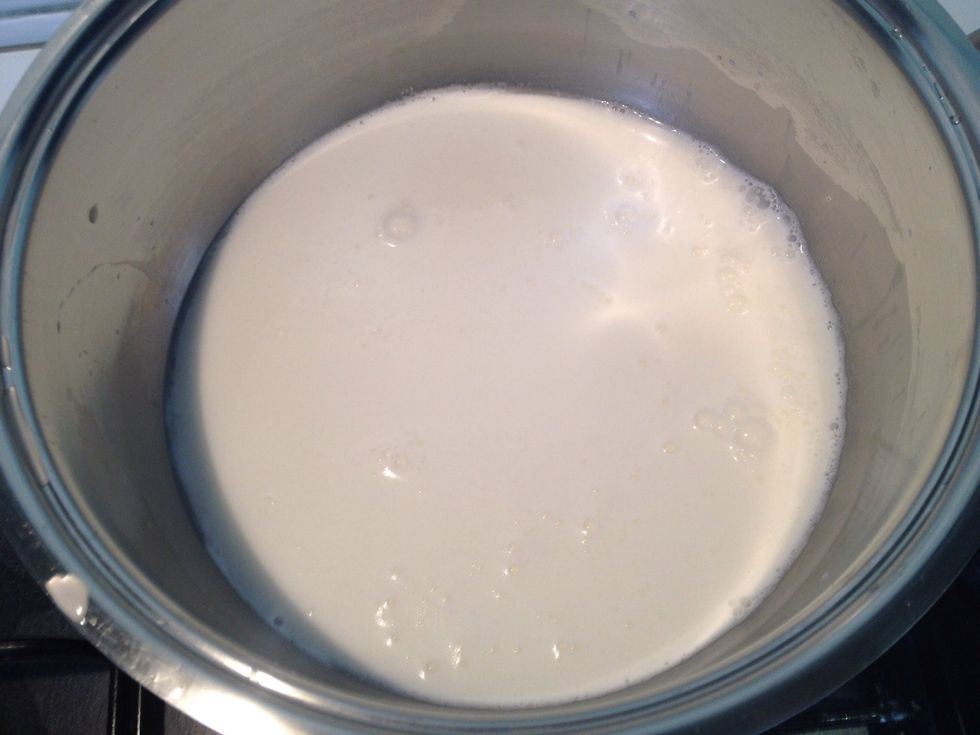 Then the mirror chocolate cream of the top of the cake! Mix the water with the milk