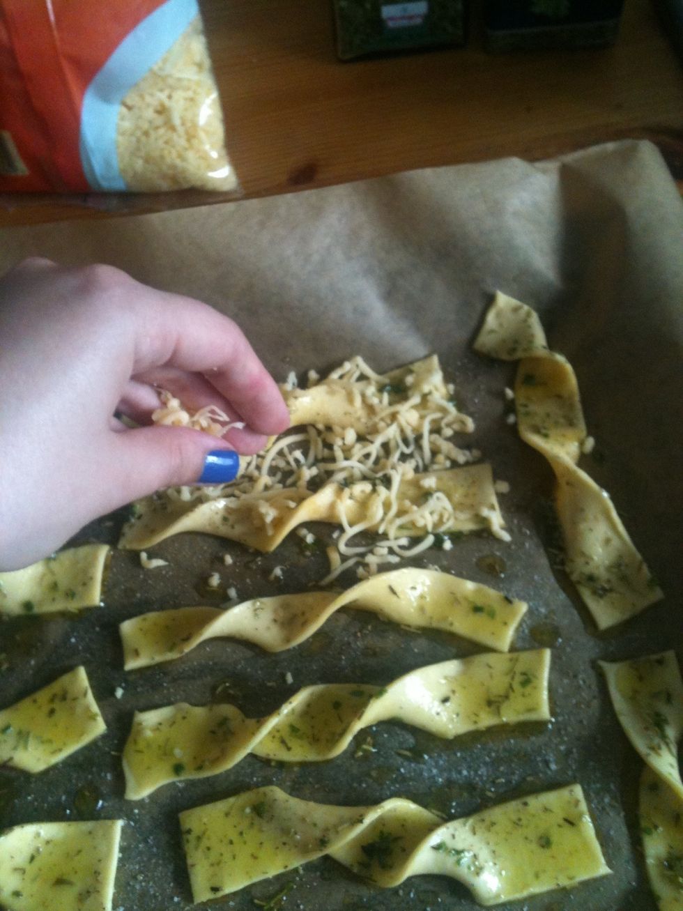 Then, THE most important step as far as i'm concerned: CHEESE! Sprinkle over the pastry. The more the better.