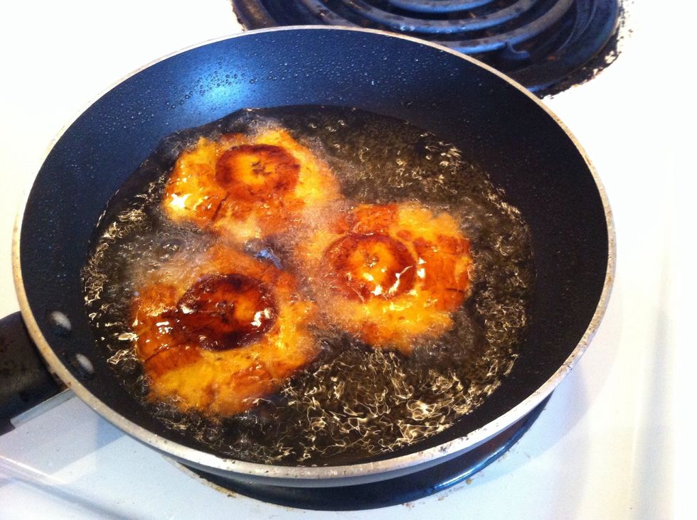 Then throw the smashed slices back into the hot oil and turn them once after about 2mins