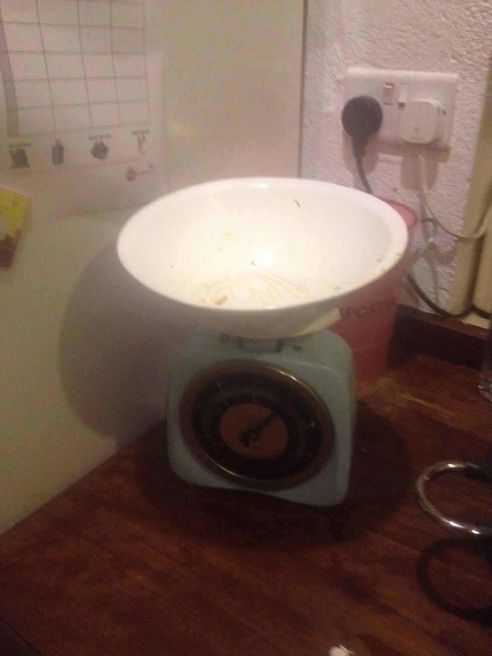 Then weigh the container, in this case a bowl, when empty. From these 2 weights you can get the weight of food waste