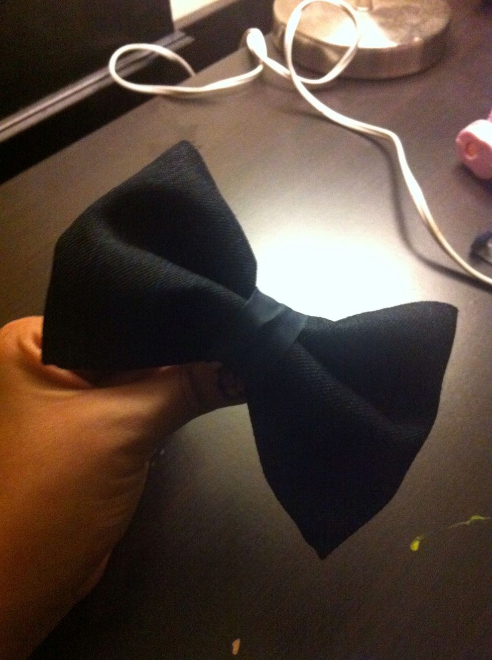 Then with another piece of skinny fabric, I placed it in the middle of the bow to keep its shape in place (keep holding onto the middle strip for the next step)