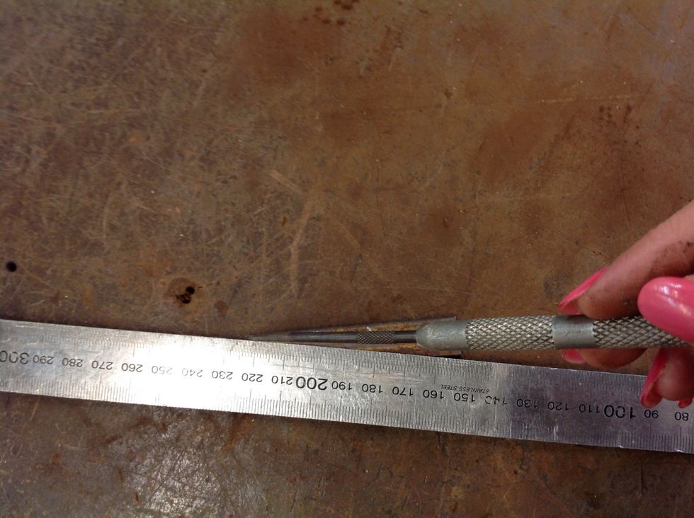 Then with your flatbar you make lines across, like before to find the centre.