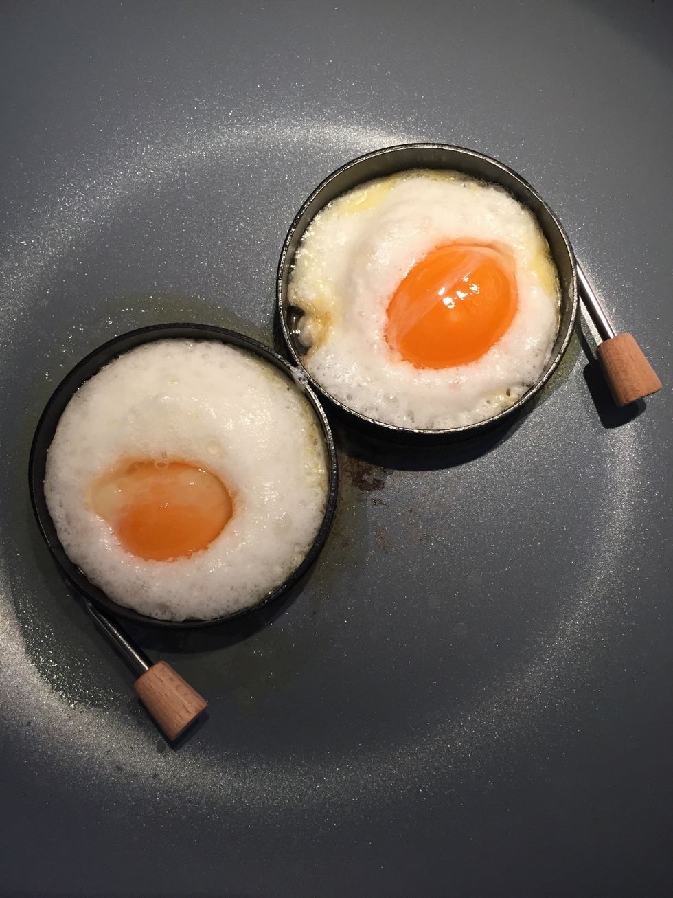 Then; yes !!here we go with the yolks, throw them gently in the middle of the pre-cooked whites