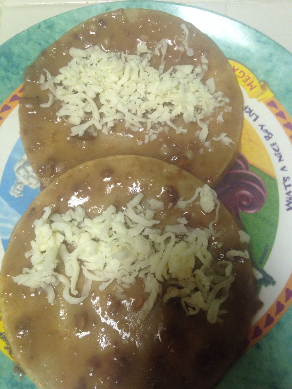 Then you can put whatever cheese you desire, these that are making are pure cheese and no ham for my sisters