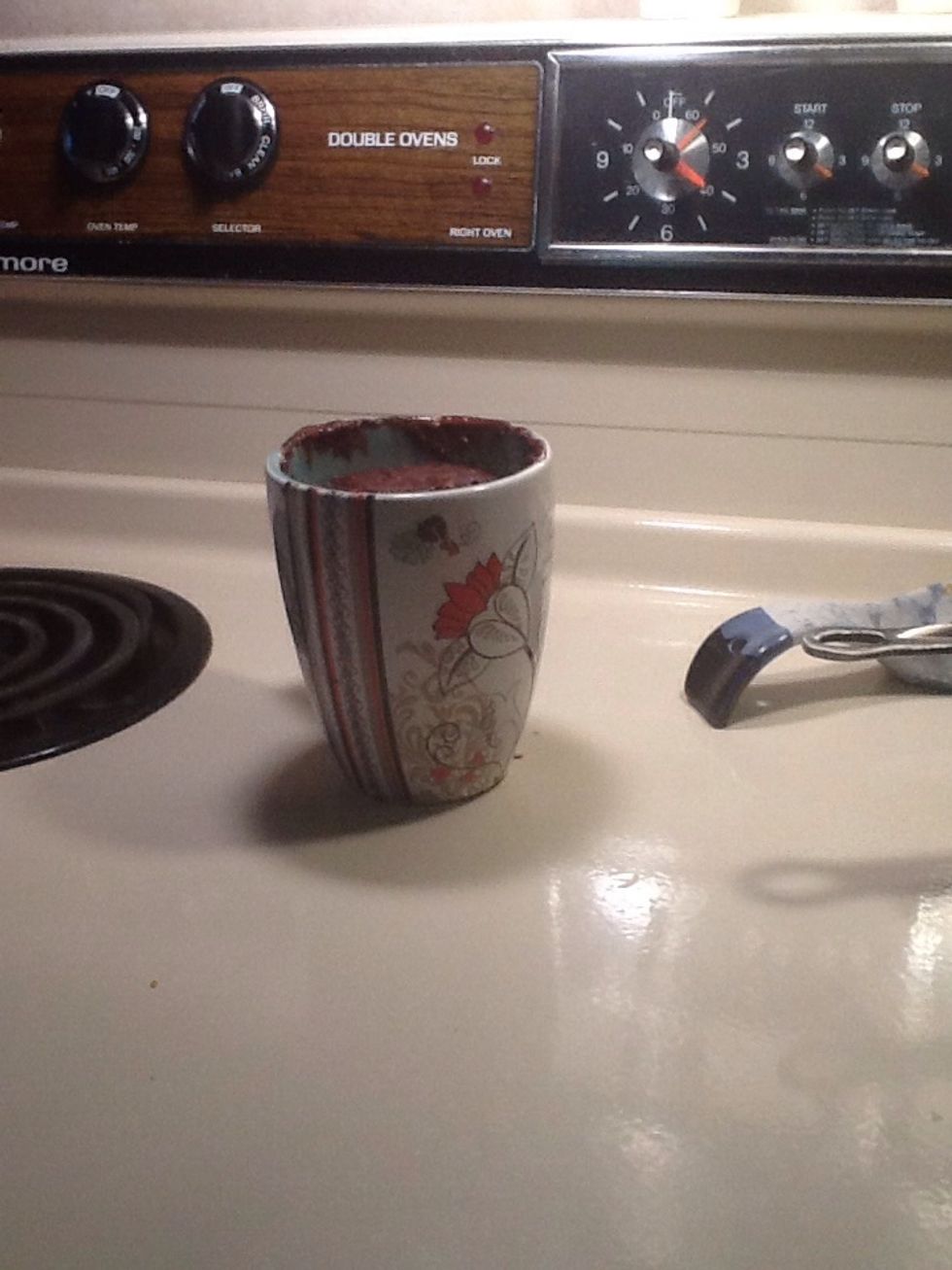 Then you can take your heavenly smelling nutella cake out of the microwave.