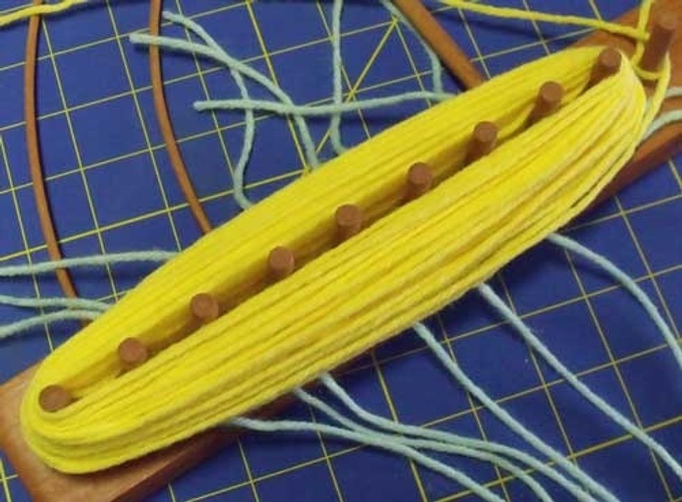 Then you must rap all the yarn (90 cm) around the pegs.