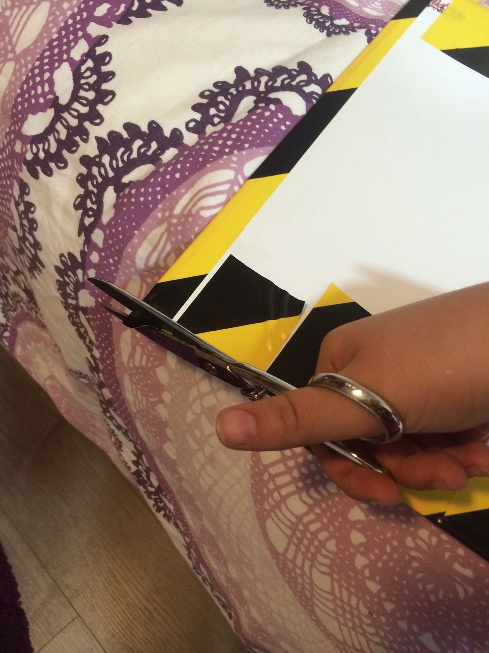 Then you only cut the edges but really carefully!!!