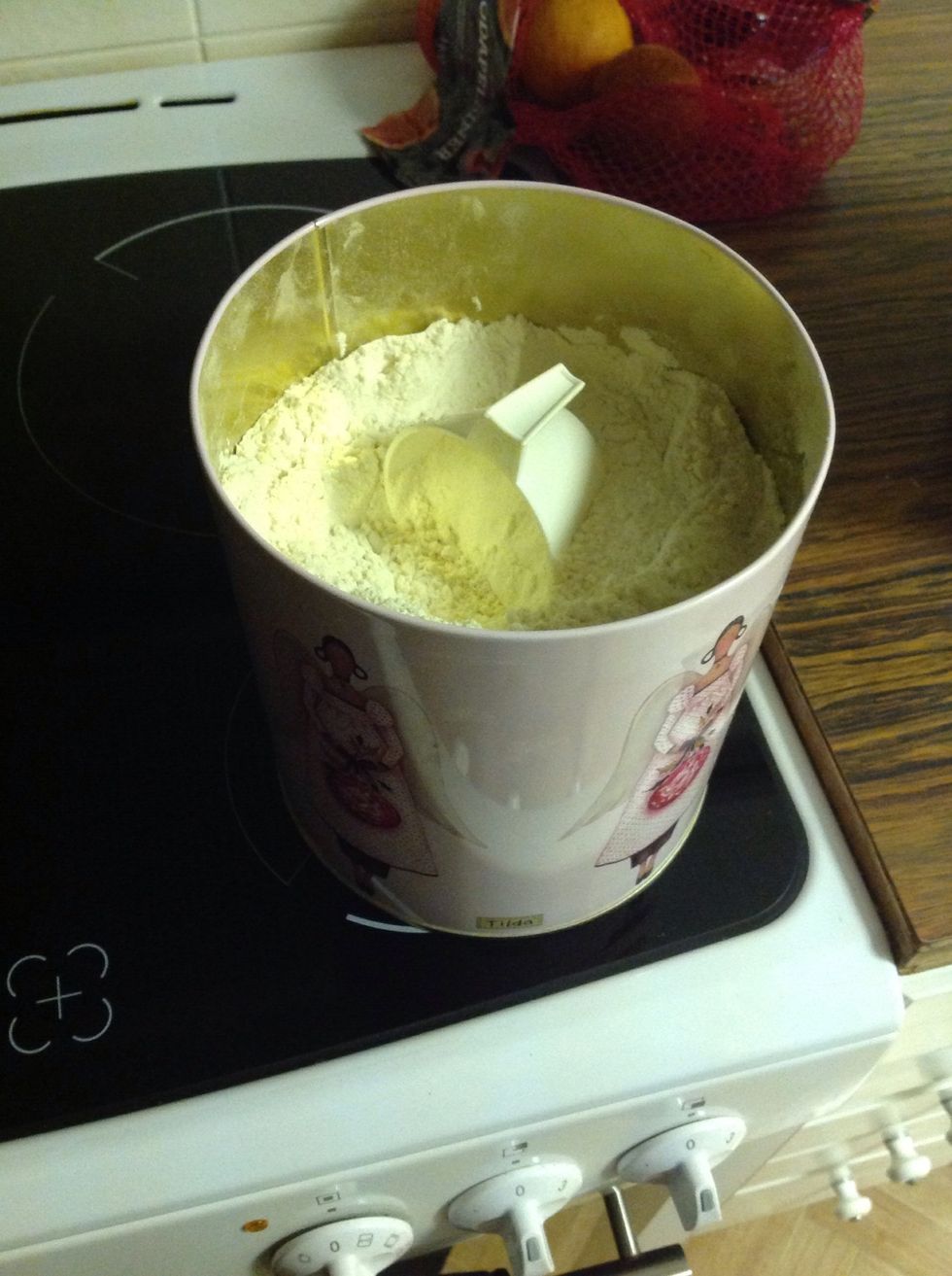 Then you put In the flour and wip It until Its no lumps.  Sen h\u00e4ller du i mj\u00f6let och vispar tills smeten blir sl\u00e4t och utan klumpar