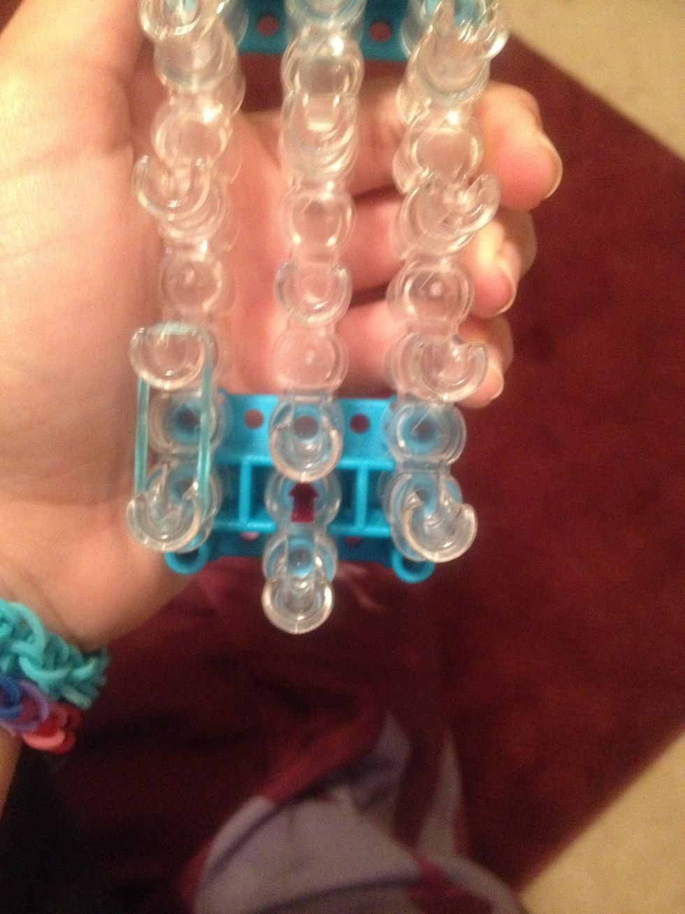 Then , you put the rubber bands to the left. Do this until the sixth peg.